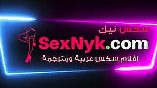 ديوث مصري يتفرج علي مراته وهي بتتاك خلفي ويطلع زبه ويلعب في