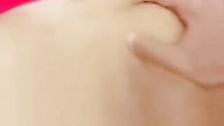 ديوث مصري يتفرج علي مراته وهي بتتاك خلفي ويطلع زبه ويلعب في