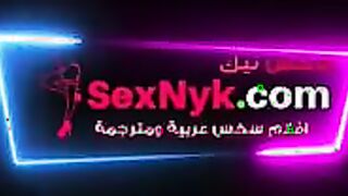 سكس مصري في البلكونة مصري ماسك بنت زي الجمل وشغال فيها نيك