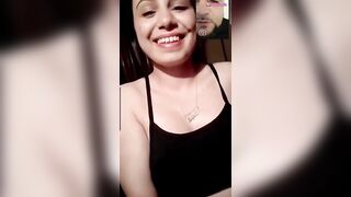 لما بنت تكلم حبيبيها مكالمة فيديو وتقلب شرمطة ونيك لايف هتتمتع لما تشوف