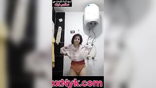 في الحمام مراهقة ترقص وتدلع وتقلع هدومها اخر شرمطة - سكس في الحمام