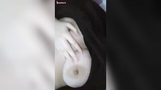 لبوة محرومة وشكلها بتتفرج علي افلام سكس كتير هيجانه اوي مع بزازها وكسها