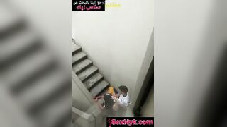 نيك في بير السلم الواد ماسك طيز بنت ملبنايه هريها نيك