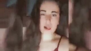 سورية كسها عامل الملبن تطلع لايف ملط من غير هدوم وتلعب في كسها الوردي