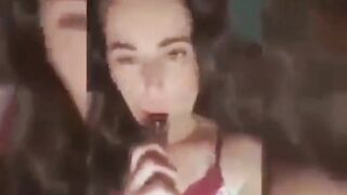 سورية كسها عامل الملبن تطلع لايف ملط من غير هدوم وتلعب في كسها الوردي