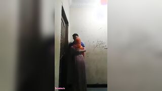 سكس عربي مصري يحشر جارته المحجبة علي حيطة السلم وينزل فيها تقفيش