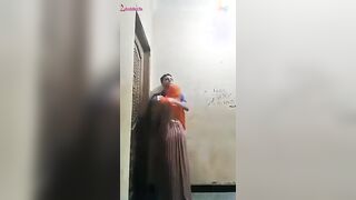 سكس عربي مصري يحشر جارته المحجبة علي حيطة السلم وينزل فيها تقفيش