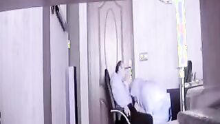 سكس محجبة مع الدكتور في العيادة ترحله يفشخها نيك