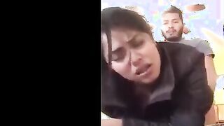 سكس مغربي دوجي علي السرير ماسك طيزها وشغال نيك فيها فشخها