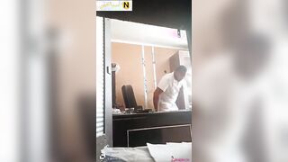 مدير عرص يصور مديرة مكتبه وهو بينيكها يخليها تمص وتلحس ويسيحها علي الاخر