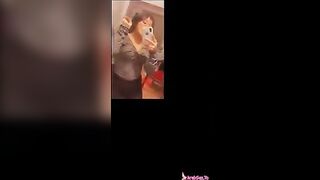 تلعب في حلماتها تهيج كسها وتبعت لصاحبها - سكس عربي