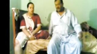 سكس بلدي صعيدي مصري حقيقي لابس جلابيه ورايح شغاله دعارة علشان ينيكها