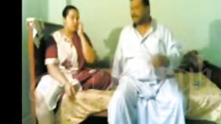 سكس بلدي صعيدي مصري حقيقي لابس جلابيه ورايح شغاله دعارة علشان ينيكها