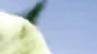 مصرية لابسة حجاب اصفر شرقانه في المص وتلعب في بصباعة وشفايفها