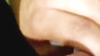 مصرية لابسة حجاب اصفر شرقانه في المص وتلعب في بصباعة وشفايفها