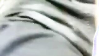 مصرية لابسة حجاب اصفر شرقانه في المص وتلعب في بصباعة وشفايفها